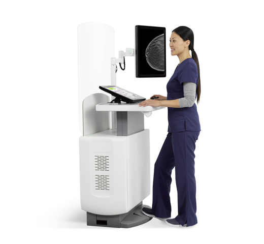 Tecnico che utilizza un macchinario su sfondo bianco