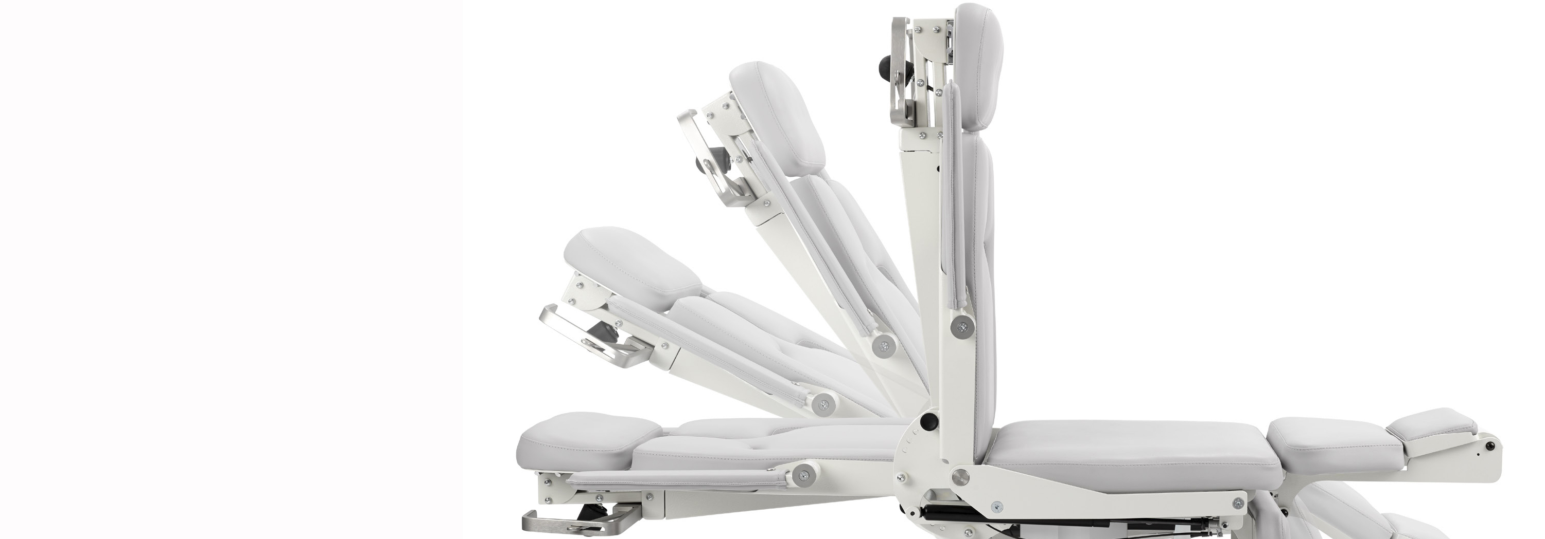 Lettino medico su sfondo bianco