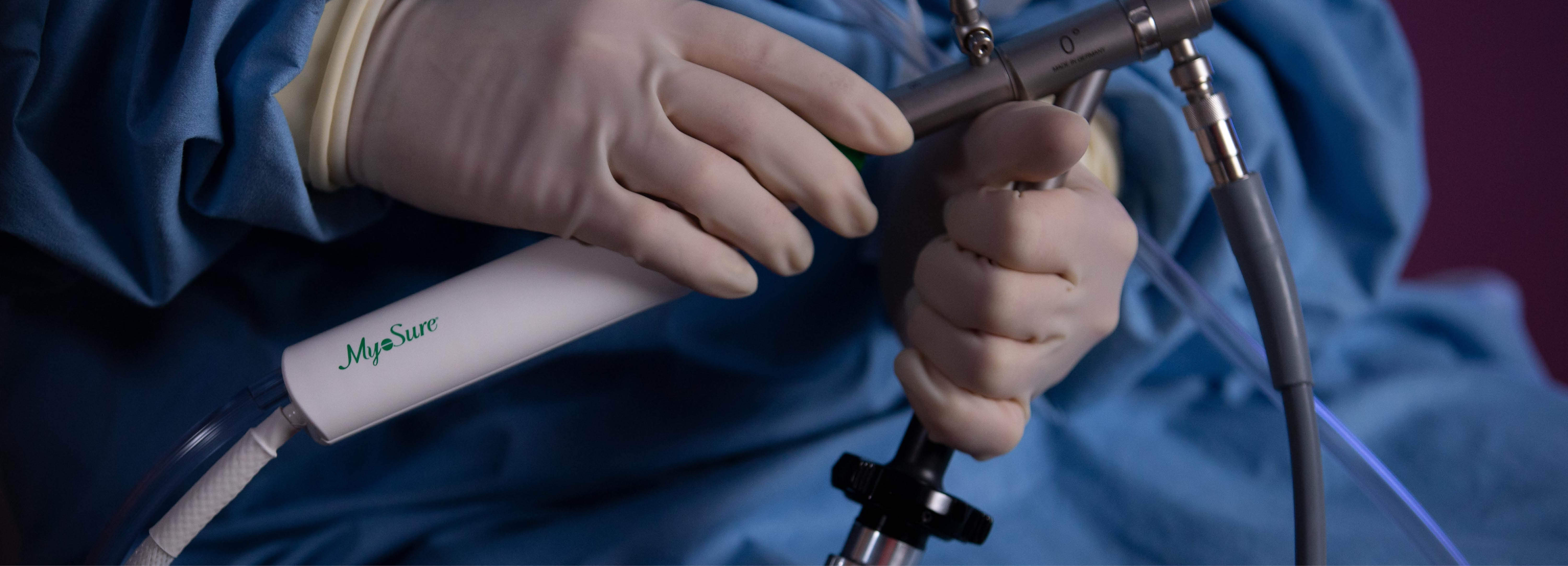 Mani con guanti che tengono un dispositivo medico