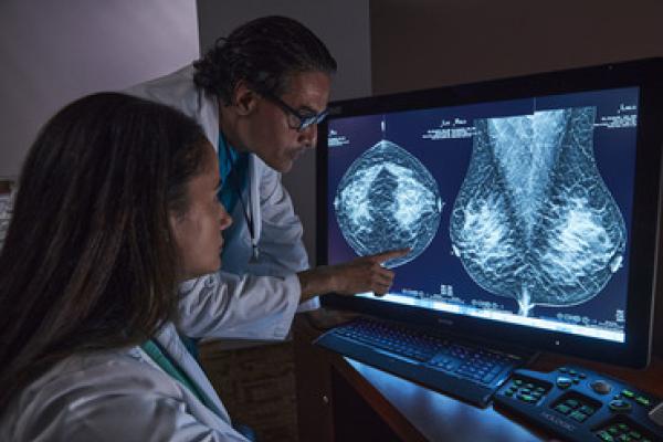 Radiologi che esaminano una mammografia con tomosintesi su un monitor