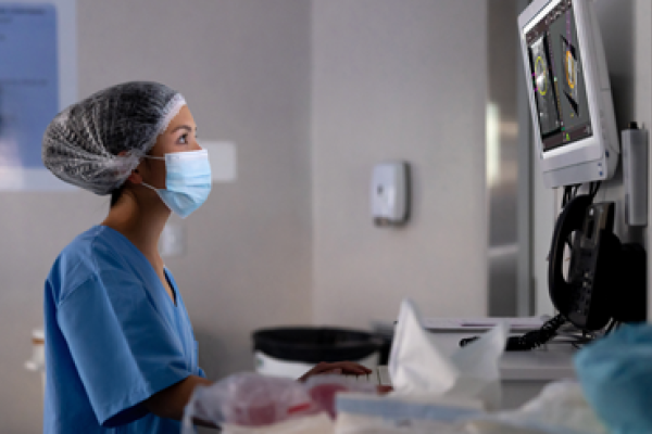Operatore sanitario che osserva il display in laboratorio