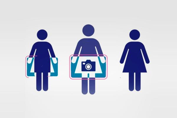 Tre donne su sfondo grigio