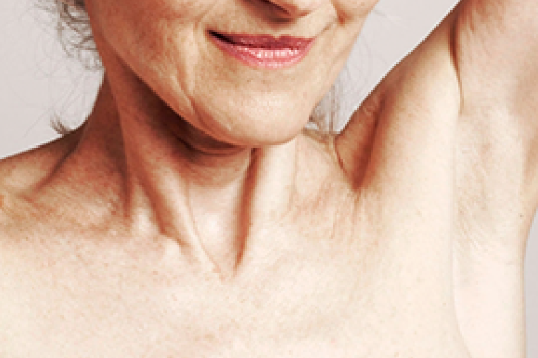 Primo piano del collo e della spalla di una paziente che si sta preparando all’esame