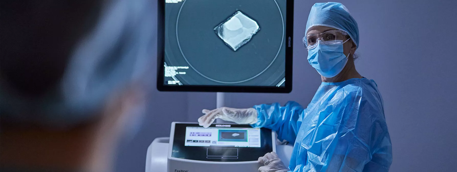 Faxitron® Trident® con un medico