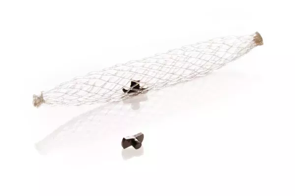 Marcatore per biopsia mammaria SecurMark con forma a T su sfondo bianco