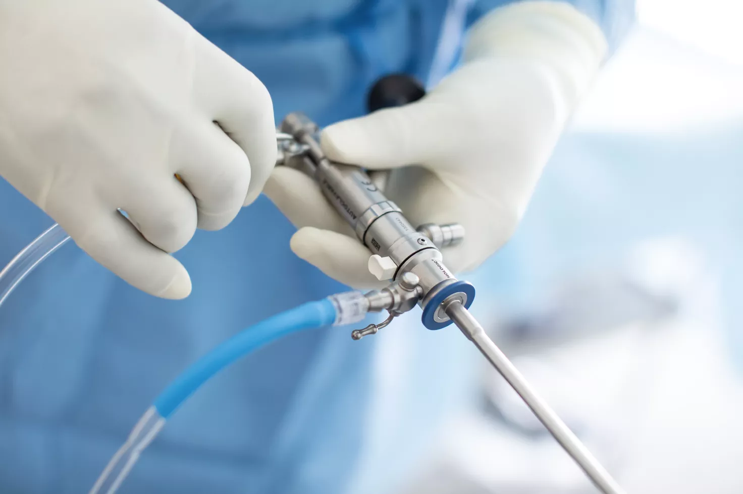 Immagine di un chirurgo che tiene in mano una soluzione per isteroscopia