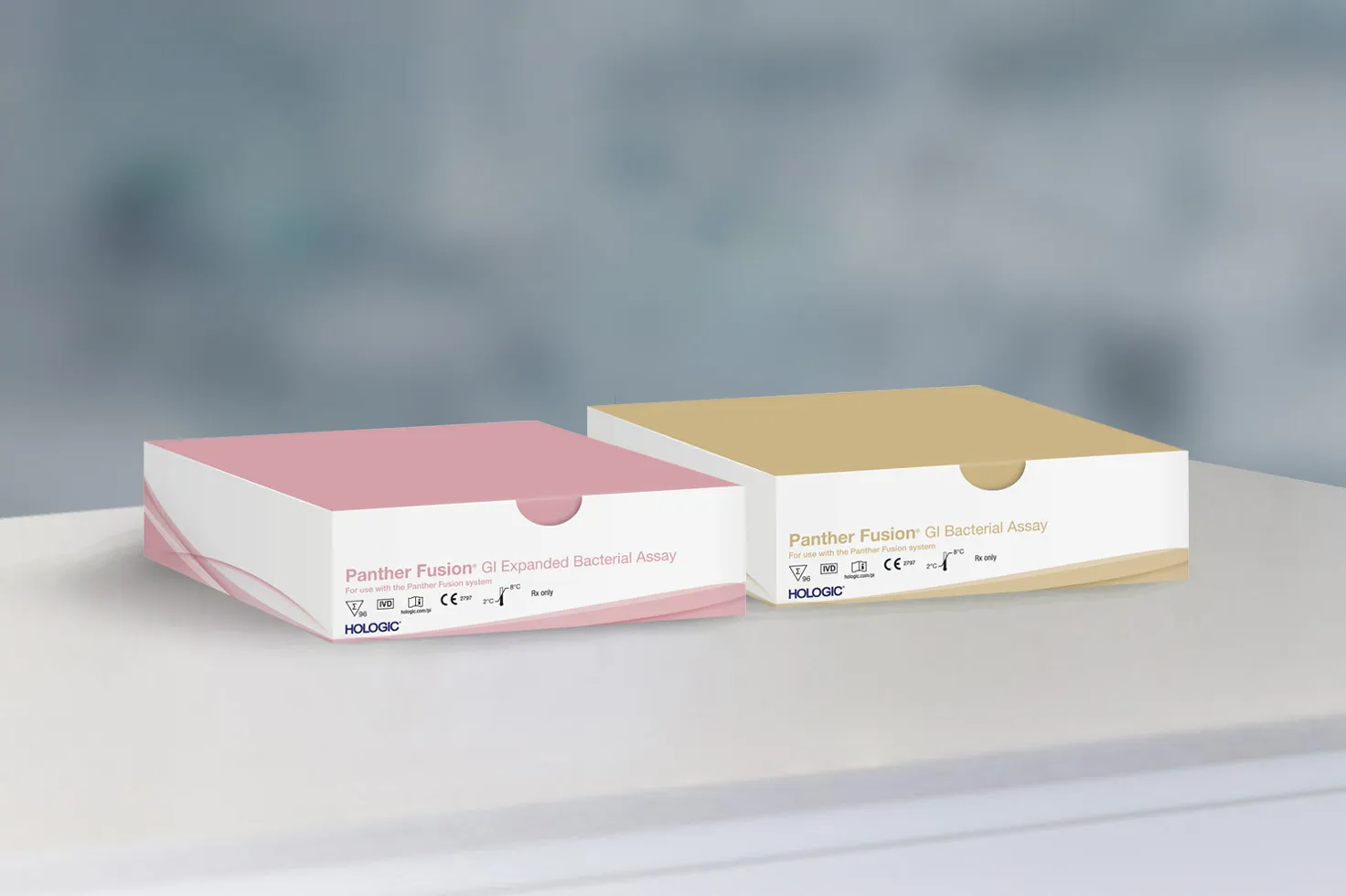 Due scatole di test con laboratorio sullo sfondo