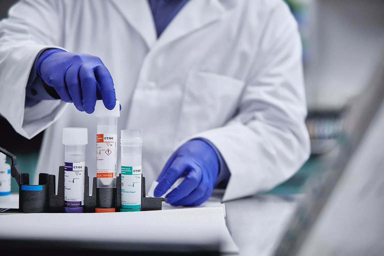 Operatore intento a maneggiare sistemi di prelievo.