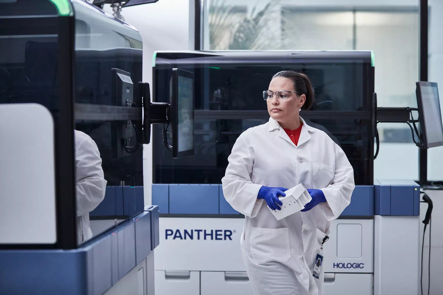 Tecnico vicino ai sistemi Panther in un laboratorio