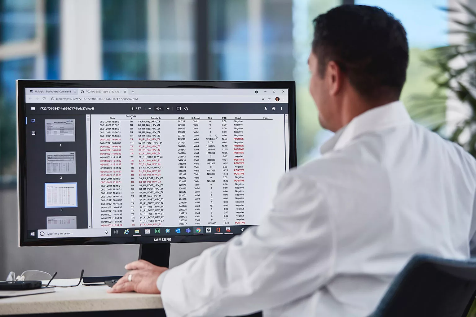 Tecnico che osserva i dati su un monitor in laboratorio.