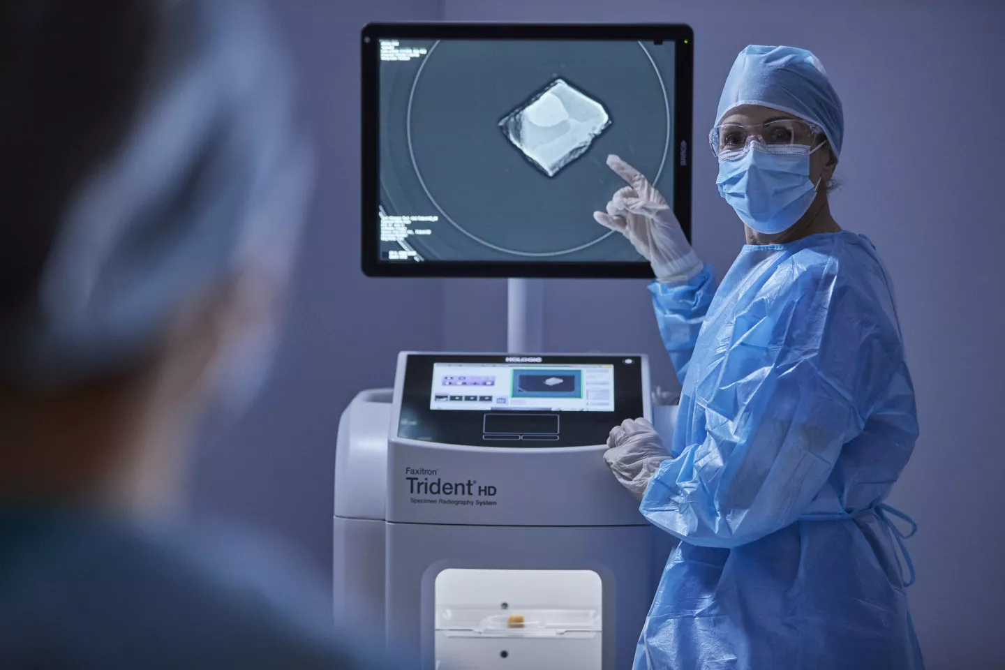 Medico che indica uno schermo