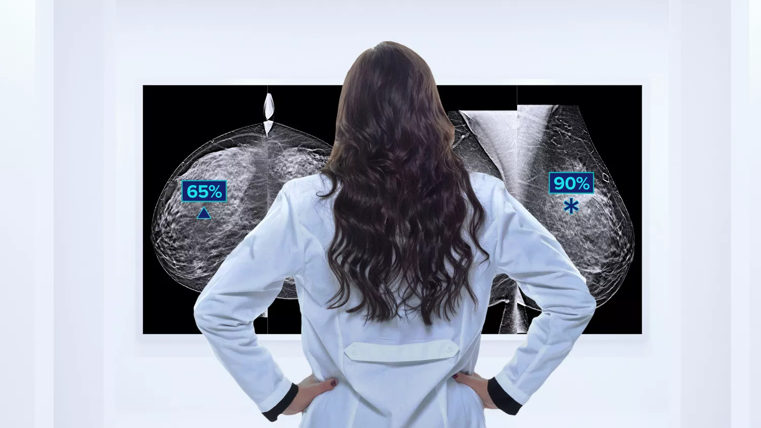 Medico che esamina radiografie