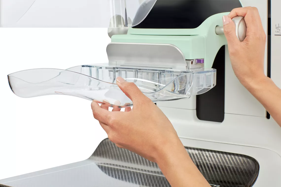 Sistema di compressione della mammella SmartCurve con due mani sulla macchina