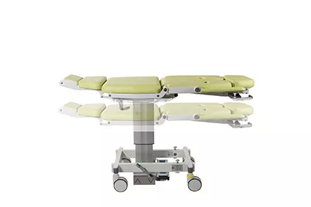 Poltrona medica in posizione orizzontale su sfondo bianco