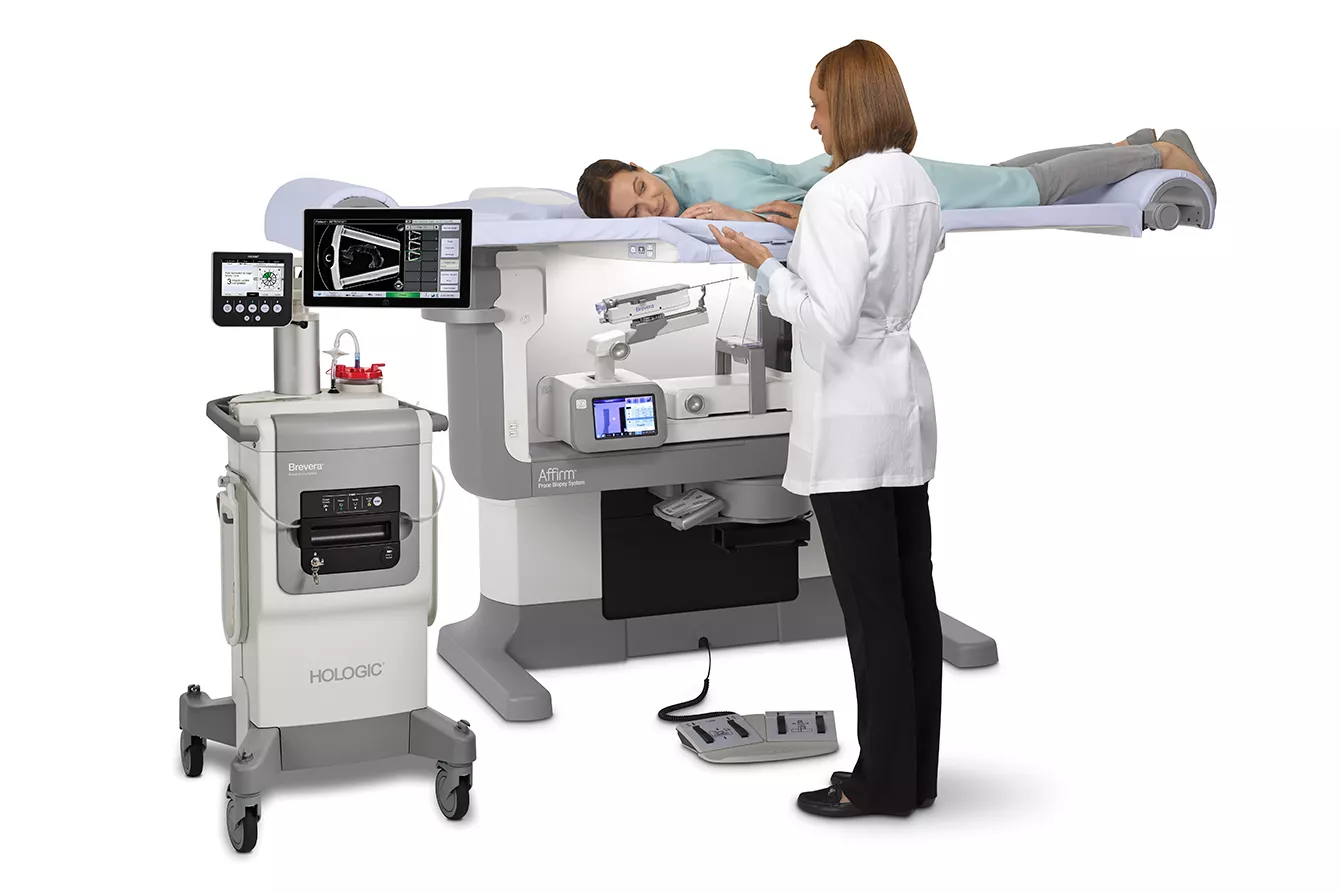 Paziente che fruisce del sistema per biopsia mammaria con un operatore sanitario