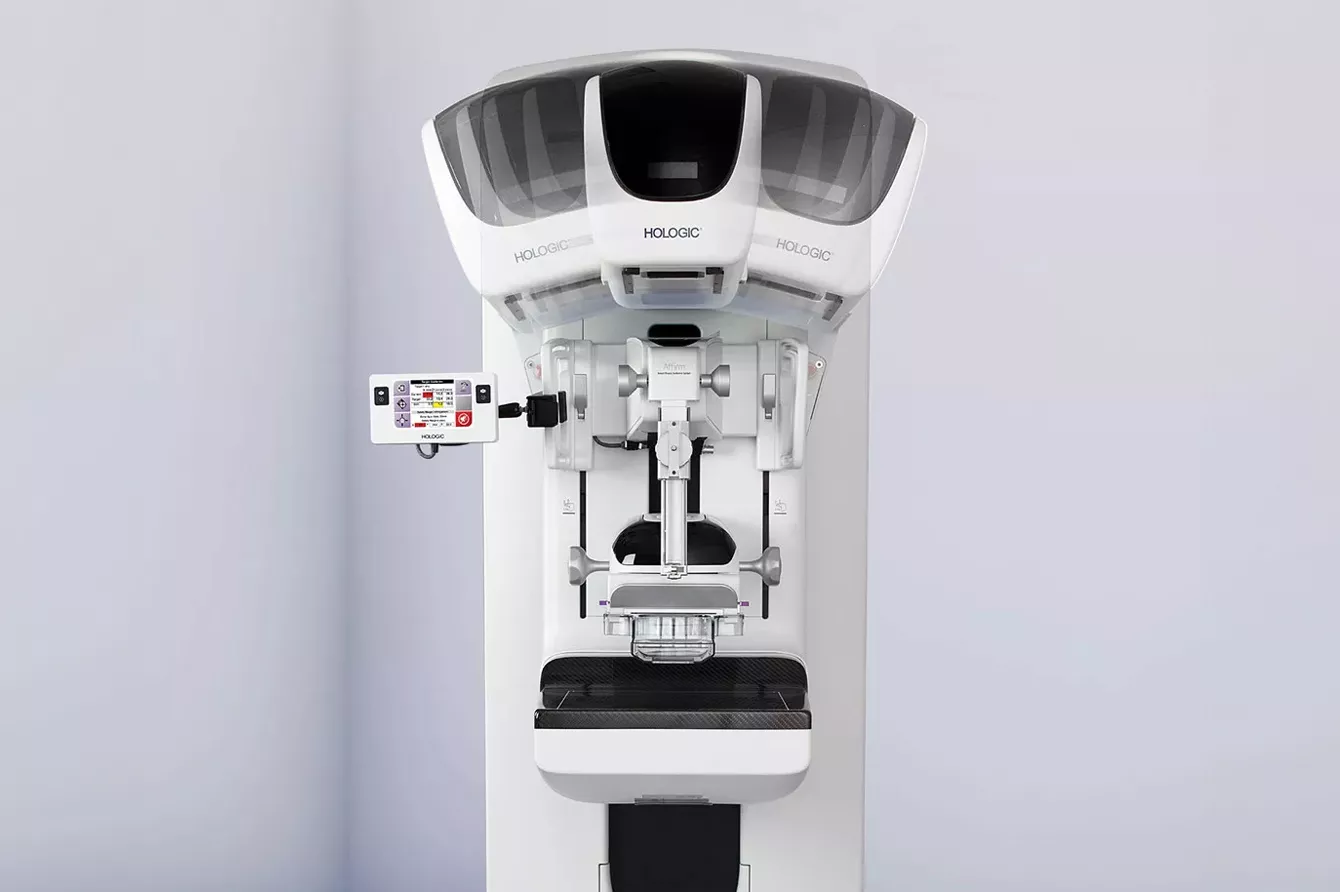 Accessorio per biopsia verticale con braccio laterale Affirm collegato a un gantry 3Dimensions.