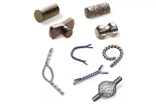 Marcatori per Biopsia della Mammella, diverse forme su sfondo bianco