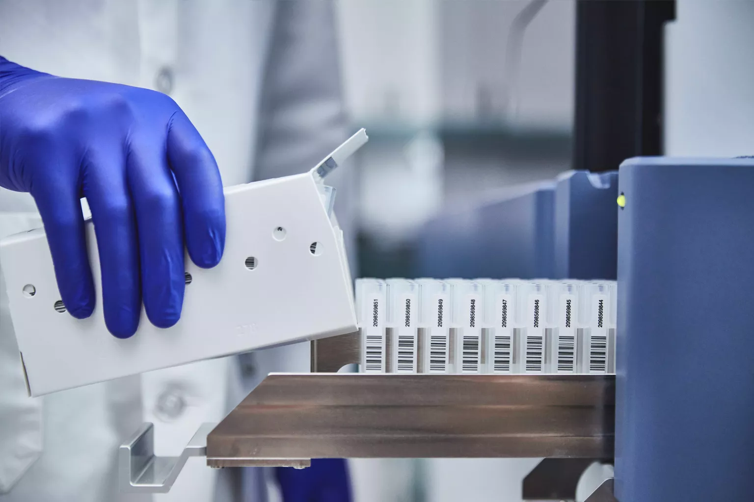 Operatore che posiziona un vassoio di campioni sulla strumentazione Panther.