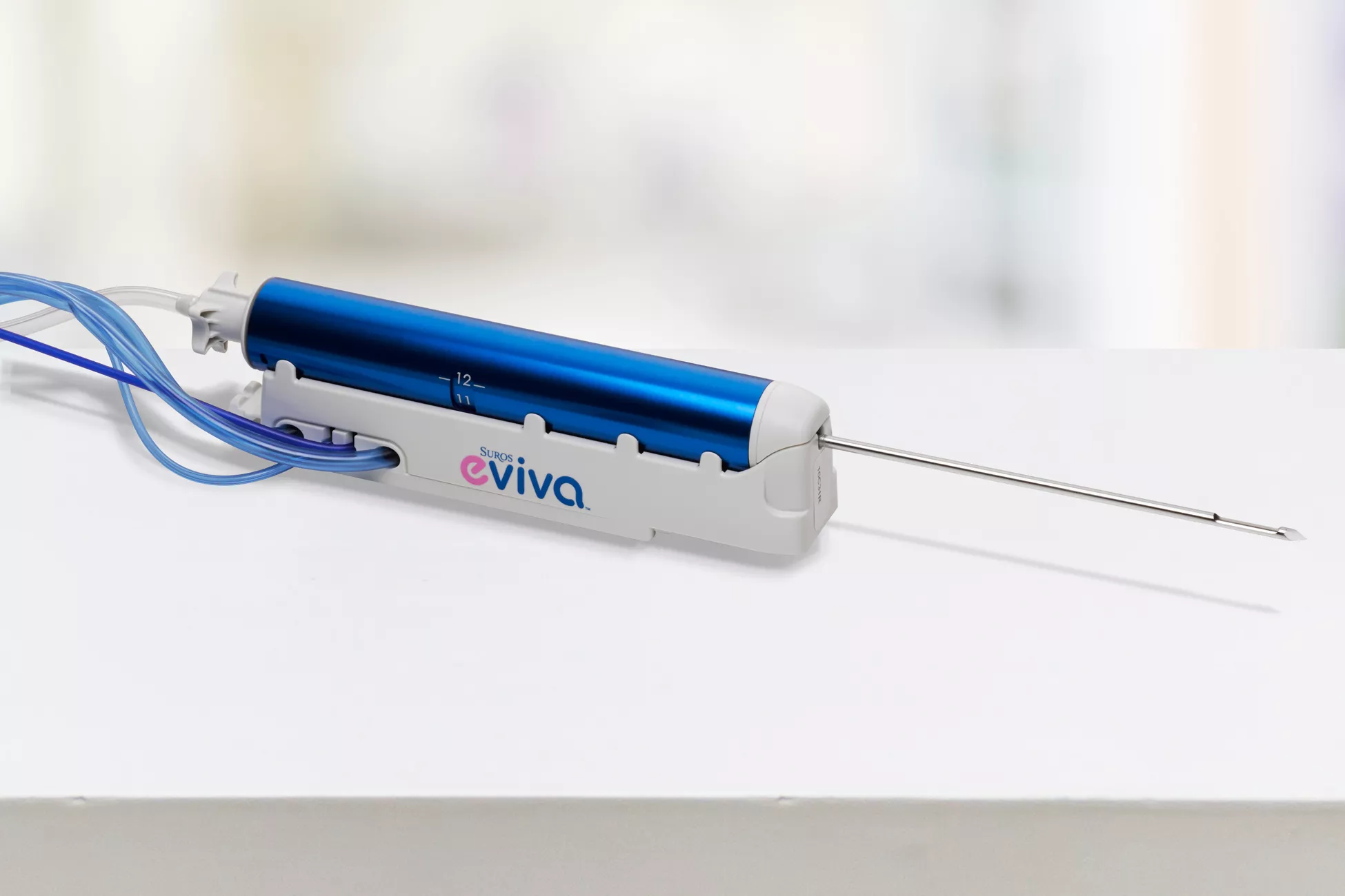 Sistema di biopsia mammaria su sfondo bianco