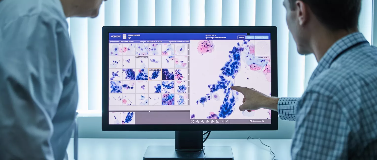 Operatori sanitari che esaminano i risultati di scansioni su un monitor