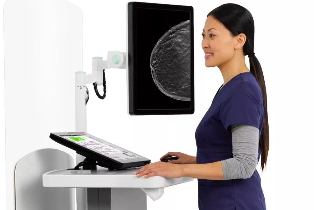 Medico che utilizza un tablet di lavoro