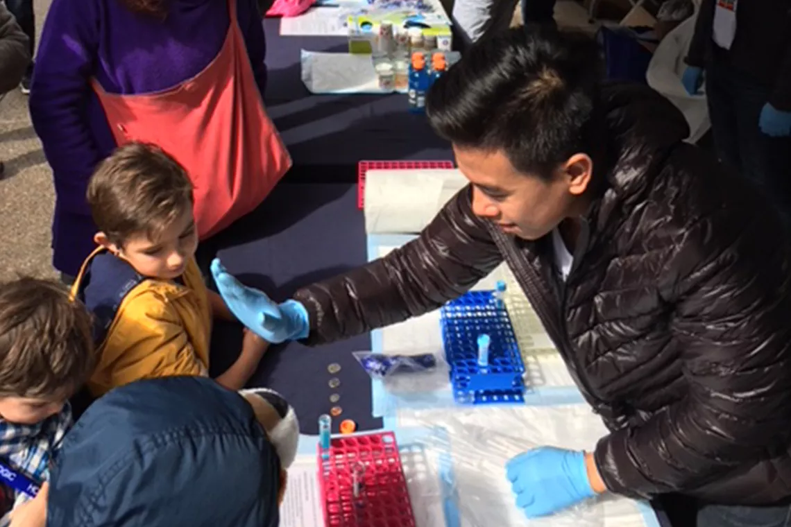 Un addetto agli eventi "batte il cinque" con i bambini per divertimento