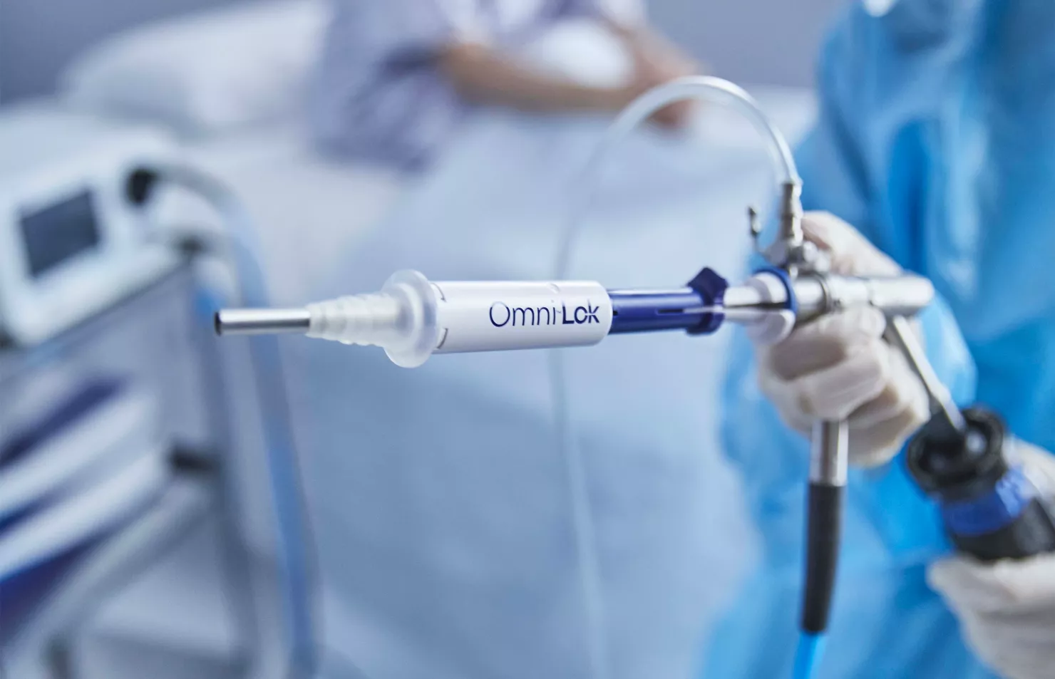 Medico che tiene in mano il sistema Omni Lok