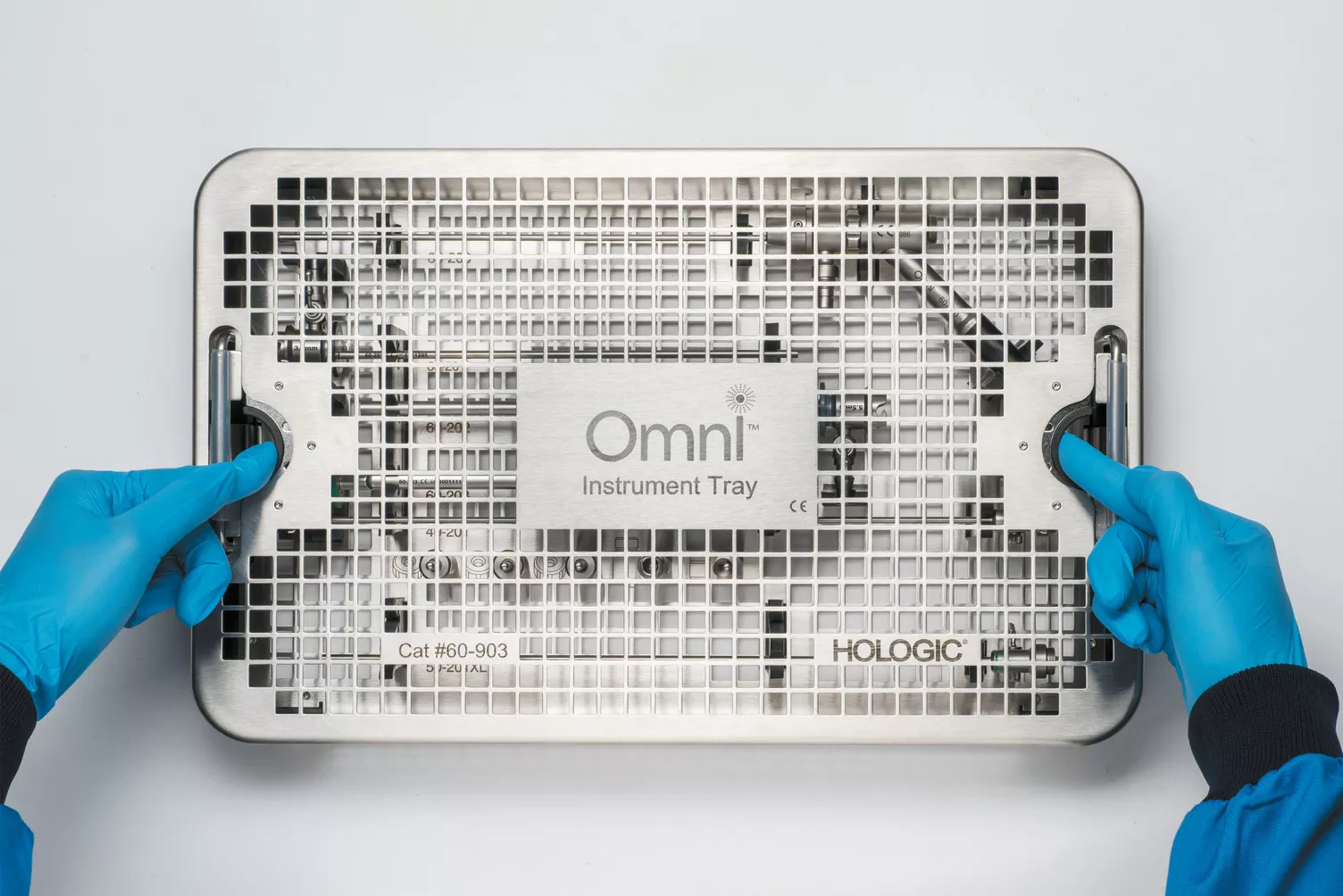 Mani con guanti che lavorano su un cestello appoggiato a un ripiano.