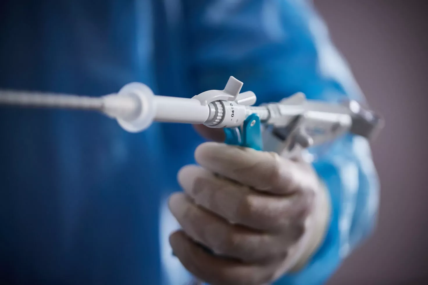 Operatore sanitario che tiene l'ago di un sistema per biopsia