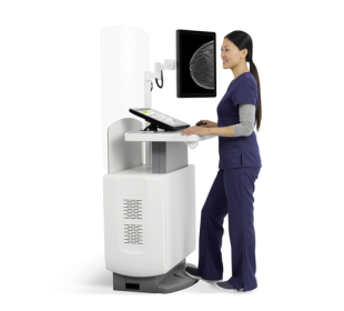 Tecnico che utilizza un macchinario su sfondo bianco